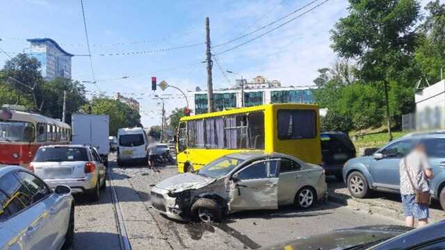 У Києві трамвай зійшов із колій і потрощив близько 15 автівок, 6 людей постраждали