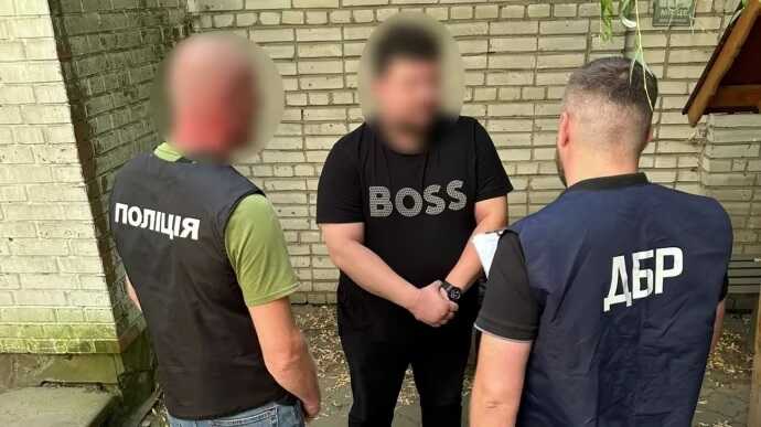 Львівський митник вимагав до 13 тисяч доларів за незаконне переправлення чоловіків за кордон