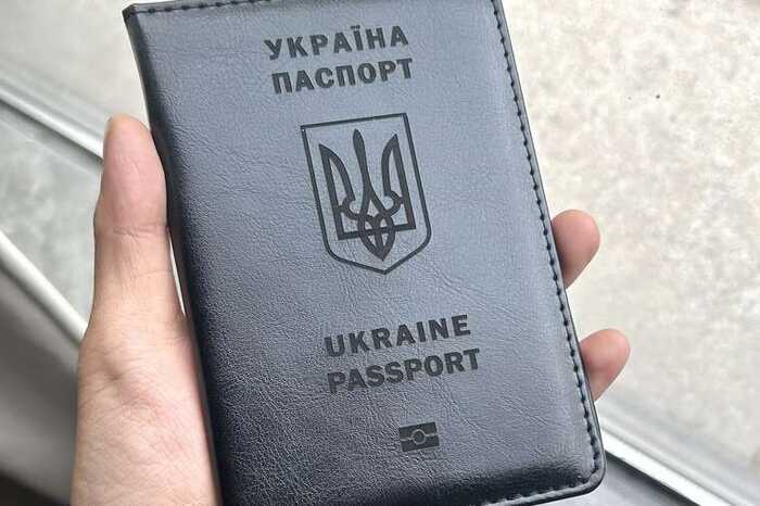 В Росії засудили чоловіка за українську символіку на обкладинці паспорта