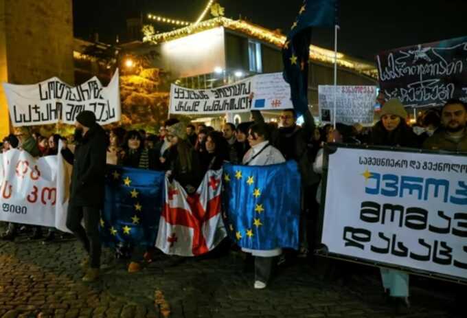 У Тбілісі держслужбовці приєдналися до акції протесту біля парламенту Грузії