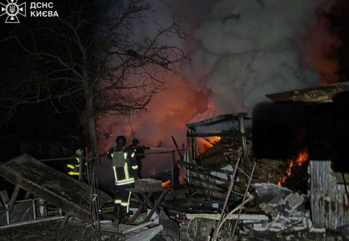 Атака дронів по Києву: уламки безпілотників впали у Голосіївському, Дарницькому та Печерському районах