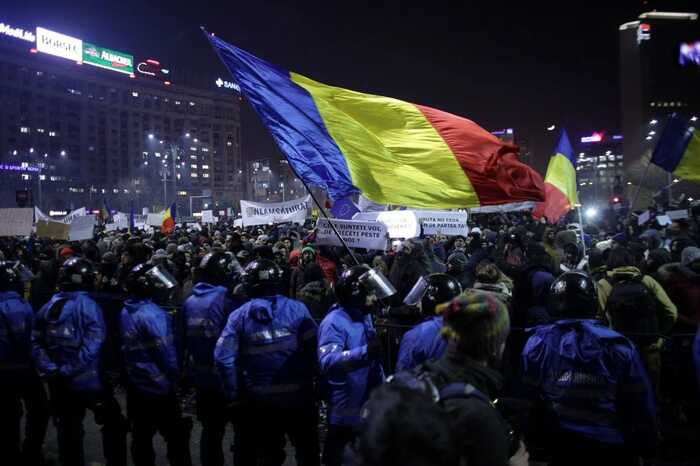 В Румунії праворадикальні партії та російські сили спробували повалити уряд, але програли, - Bloomberg