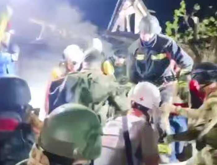 У Запоріжжі із-під завалів дістали чоловіка, - ОВА