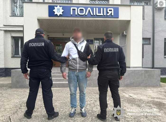 На Закарпатті у підозрюваного у справі про торгівлю артефактами виявили велику кількість російської символіки