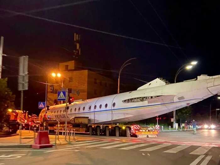 У Києві вночі на вулицях помітили "президентський" літак Ту-134А-3 "Україна"