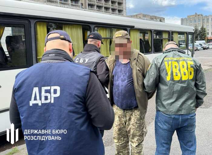 На Закарпатті викрили поліцейського, який за гроші допомагав чоловікам незаконно перетинати кордон