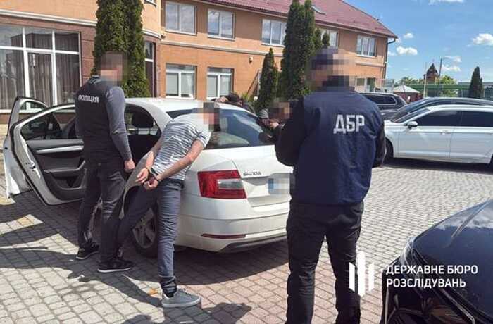 На Закарпатті митника затримали під час отримання 26 тисяч доларів від ухилянтів