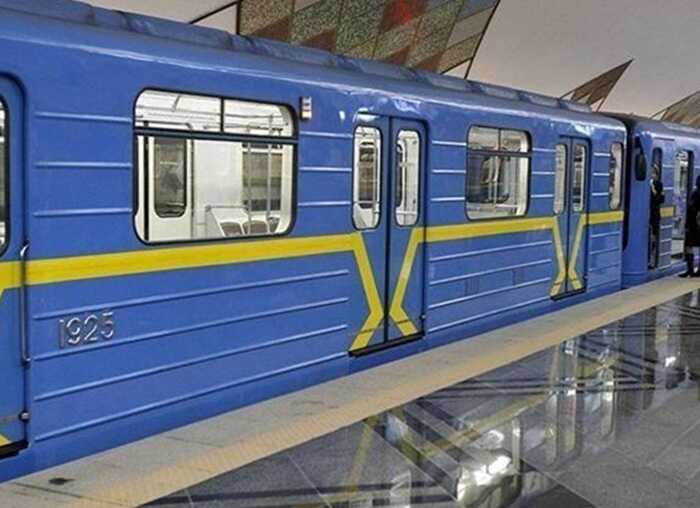 У Києві підлітки каталися у метро, стоячи між вагонами