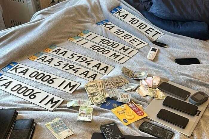 У Києві викрили працівника сервісного центру МВС, який незаконно продавав «красиві» номерні знаки