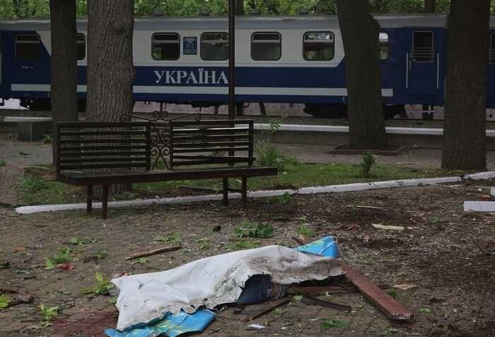 Кількість загиблих внаслідок учорашніх російських ударів по Харківщині зросла до шести, поранених — 44